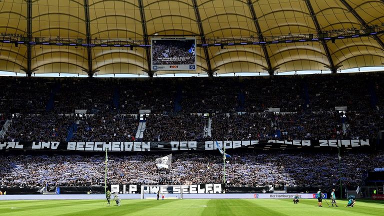 Sondertrikot, Choreo, Schweigeminute & Blumenmeer - so gedenkt der HSV Uwe Seeler.
