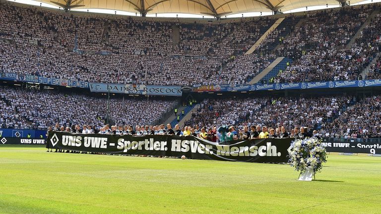 Sondertrikot, Choreo, Schweigeminute & Blumenmeer - so gedenkt der HSV Uwe Seeler.