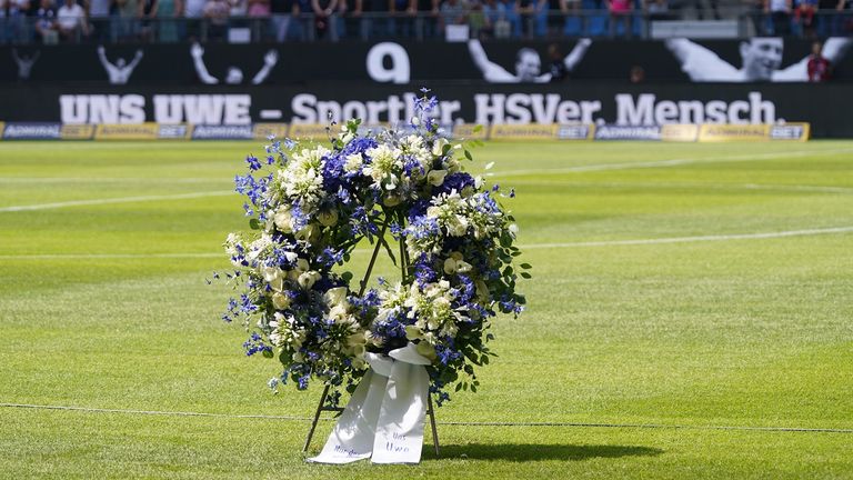 Sondertrikot, Choreo, Schweigeminute & Blumenmeer - so gedenkt der HSV Uwe Seeler.