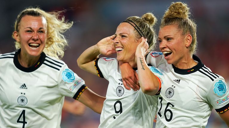 Svenja Huth und ihre Teamkolleginnen Lena Lattwein und Linda Dallmann hatten gegen Dänemark mindestens vier Gründe zum Feiern.