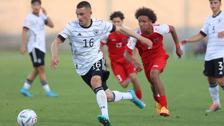 Arijon Ibrahimovic (FC Bayern): Der 16-Jährige bestritt bislang zwölf Spiele für die deutsche U17-Nationalmannschaft und erzielte dabei neun Tore. In Zukunft könnte er auch für Kosovo spielen.
