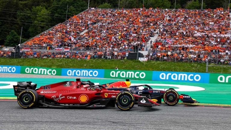 Charles Leclerc gewinnt in Spielberg in seinem Ferrari vor Weltmeister Max Verstappen.