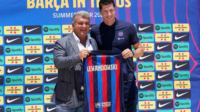 Robert Lewandowski (r.) wird beim FC Barcelona als Neuzugang vorgestellt, doch der Wechsel wackelt wohl kurz vor dem Abschluss.