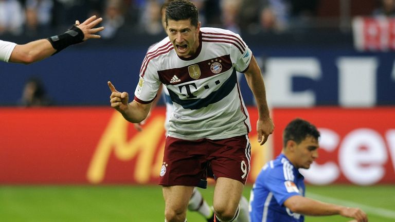Die Ära beim FC Bayern beginnt. Eine Woche nach seinem Debüt trifft Lewandowski auch zum ersten Mal, wieder gegen den FC Schalke. 
