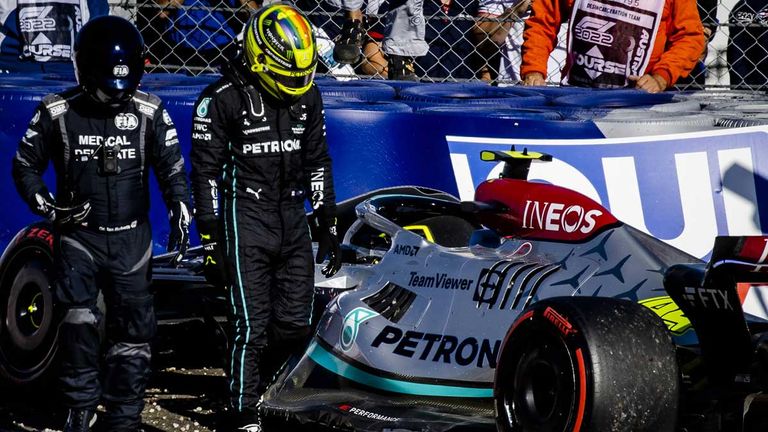 Lewis Hamilton blickt beim Abgang ins Medical Car nochmal auf seinen demolierten Silberpfeil. 