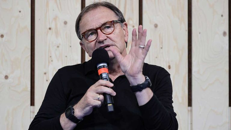 Ewald Lienen  prangert die rücksichtslose Vermarktung im Fußball an.