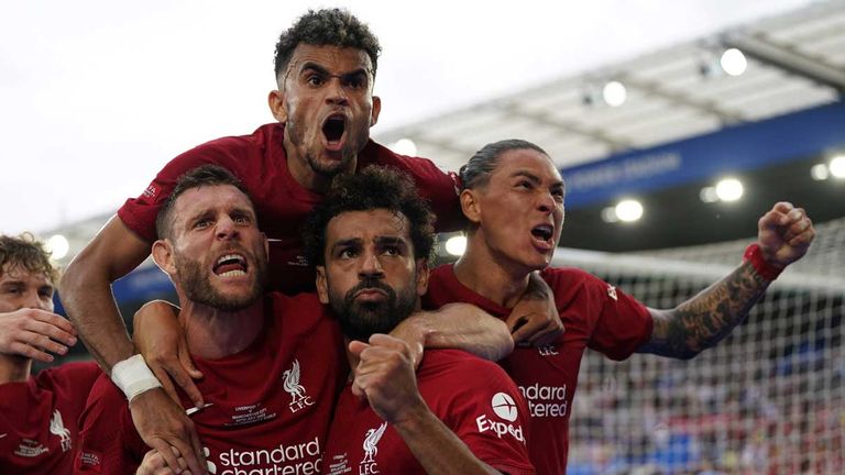 Der FC Liverpool feiert nach dem Supercup-Sieg gegen Manchester City den ersten Titel der Saison.