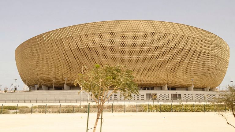 Lusail Iconic Stadium in Lusail: In dem an eine traditionelle Fanar-Laterne angelehnten Final-Stadion sollen Futurismus und die arabische Kultur kombiniert werden. Klimatisiert wird das Stadion durch ein besonderes Kühlwassersystem. 