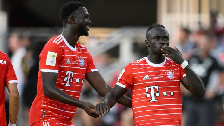 Sadio Mane (r.) hat bei seinem Debüt für den FC Bayern direkt getroffen.