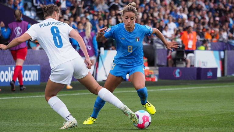 Martina Rosucci (r.) und die italienische Nationalmannschaft sind bei der EM noch ohne Sieg, dürfen aber dank des Remis gegen Island weiter vom Viertelfinale träumen. 