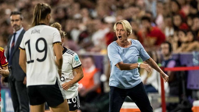 Bundestrainerin Martina Voss-Tecklenburg (rechts) muss nach dem Ausfall von Klara Bühl umplanen.