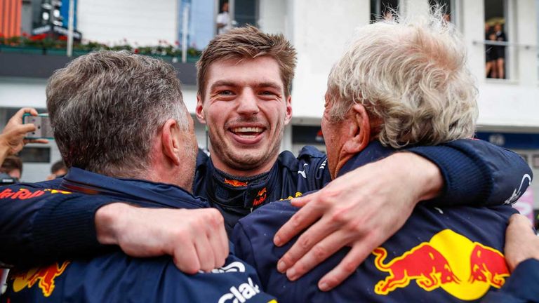 Max Verstappen (mitte) bejubelt seinen Ungarn-Sieg mit Red-Bull-Teamchef Christian Horner (l.) und Motorsportchef Dr. Helmut Marko.