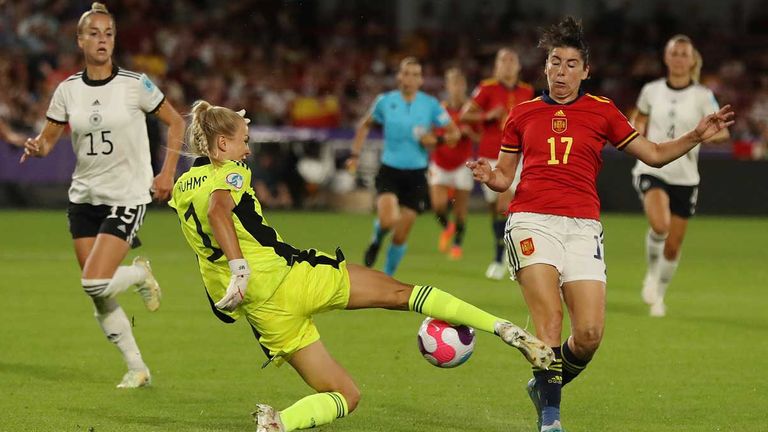 DFB-Torhüterin Merle Frohms (m.) glänzt im EM-Gruppenspiel gegen Spanien.