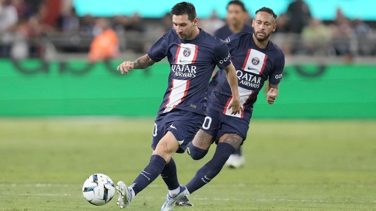 Lionel Messi und Neymar trafen im Supercup-Finale und bescherten Paris' ersten Titel der Saison.