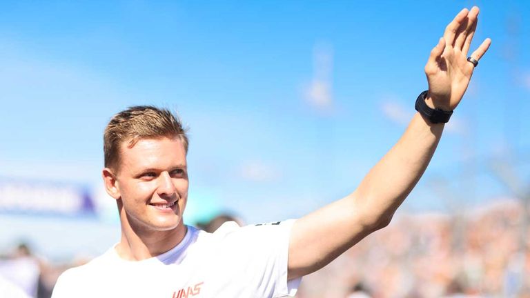 PLATZ 12: Mick Schumacher (Haas) - Instagram: 3.000.000 – Twitter: 865.000 – Facebook: 963.000 - Gesamt: 4.828.000.