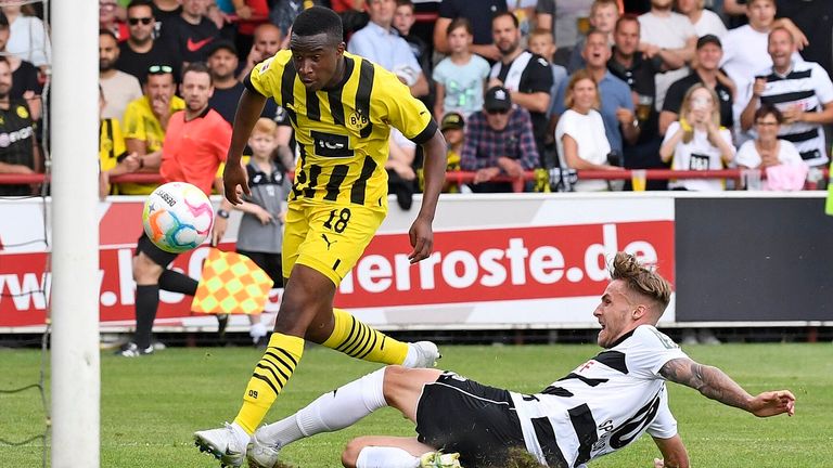 Youssoufa Moukoko wird nach seinem Doppelpack von den Teamkollegen gefeiert.