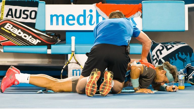 Im Finale der Australian Open 2014 wird Rafael Nadal von Rückenschmerzen gequält.