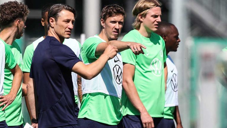 Max Kruse (right) receives instructions from new coach Niko Kovacs (left) at Wolfsburg from this season. 