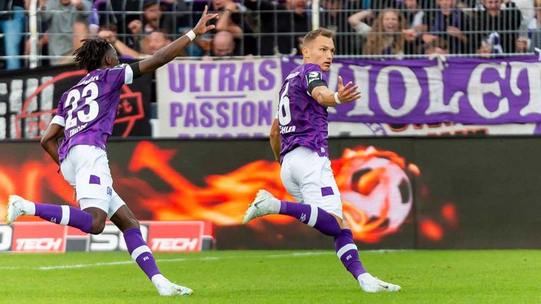 Sven Köhler (r.) schießt den VfL Osnabrück zum Auftaktsieg gegen den MSV Duisburg.