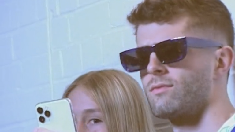 Christian Pulisic ist in dem Werbefilmchen natürlich der Playboy. (Quelle: FC Chelsea)