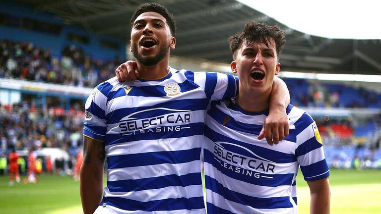 Der FC Reading verzichtet auf den neuen Trikots auf die traditionellen Streifen auf den Ärmeln.