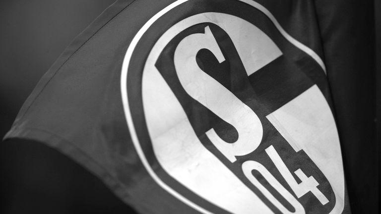 Der FC Schalke trauert um einen im Trainingslager verstorbenen Fan.