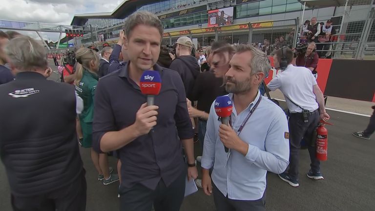 Peter Hardenacke (l.) und Sky Experte Timo Glock liefern im Vorlauf die letzten Informationen vor dem Rennen in Silverstone.