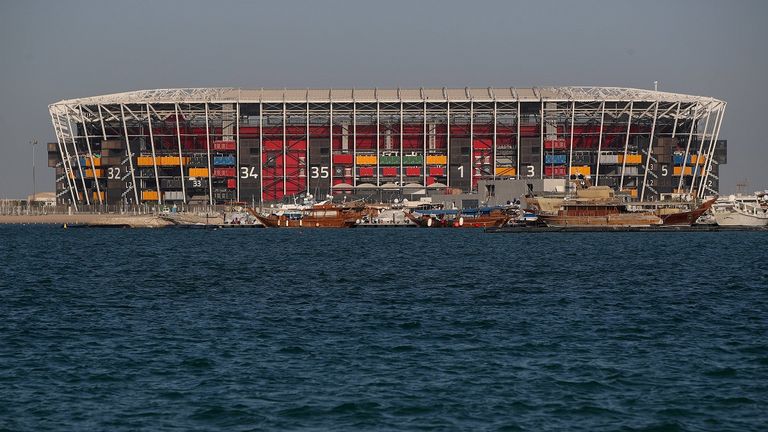 Stadium 974 in Doha: Die Zahl 974 steht für die Anzahl der Schiffscontainer, die im Stadion verbaut sind. Damit ist es einer der recyclebaren Stadien der Welt. Nach der WM soll es wieder in Einzelteile zerlegt werden und könnte so wegweisend sein. 