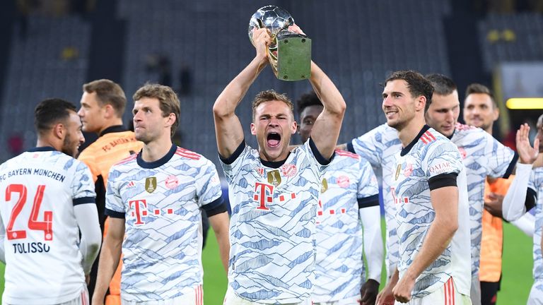 2022 will der FC Bayern gegen RB Leipzig die Supercup-Trophäe verteidigen. 2021 gewannen Joshua Kimmich (Mitte) und Co. gegen den BVB im Supercup. 