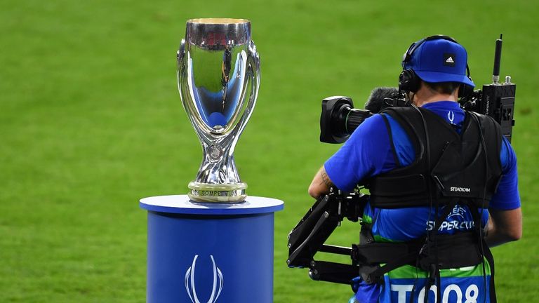 Objekt der Bergierde für die Fans von Eintracht Frankfurt: Der UEFA Supercup.
