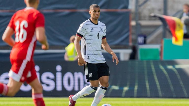 Malick Thiaw (FC Schalke 04): Sein Vater stammt aus dem Senegal, seine Mutter aus Finnland, geboren wurde der deutsche U21-Nationalspieler in Düsseldorf: ''Ich bin hier aufgewachsen und fühle mich deutsch'', sagte er Mitte 2021 gegenüber der ''Bild''.