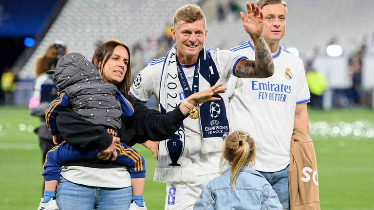Toni Kroos nach dem Champions-League-Finale gegen Liverpool zusammen mit Frau, Kindern und Bruder Felix.
