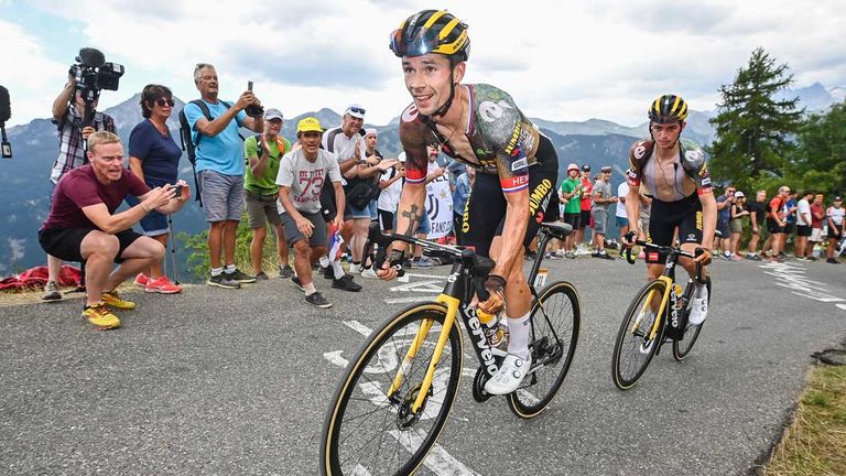 Primoz Roglic (vorne) muss bei der Tour de France aufgeben.