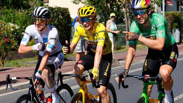 Jonas Vingegaard (mitte) gewinnt die Tour de France 2022.