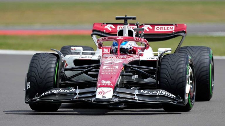 Alfa-Romeo-Pilot Valtteri Bottas fährt beim 1. Freien Training in Silverstone die Bestzeit.