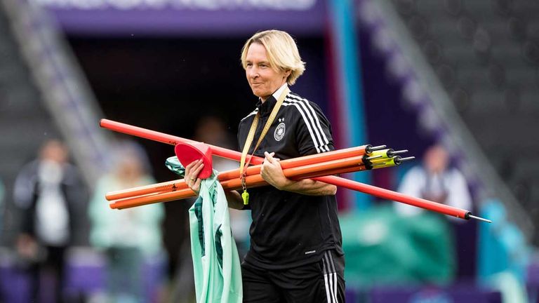 Martina Voss-Tecklenburg möchte auch nach der EM gerne als Bundestrainerin weitermachen.