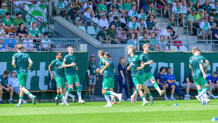 Werder Bremen droht im Trainingslager Ärger - Grund ist ein Twitter-Post.