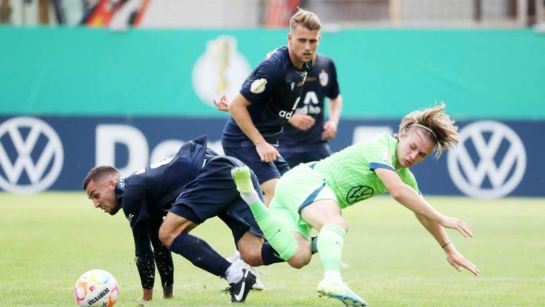 Der VfL Wolfsburg zieht mit einem Zittersieg in Jena in die 2. Runde des DFB-Pokals ein.