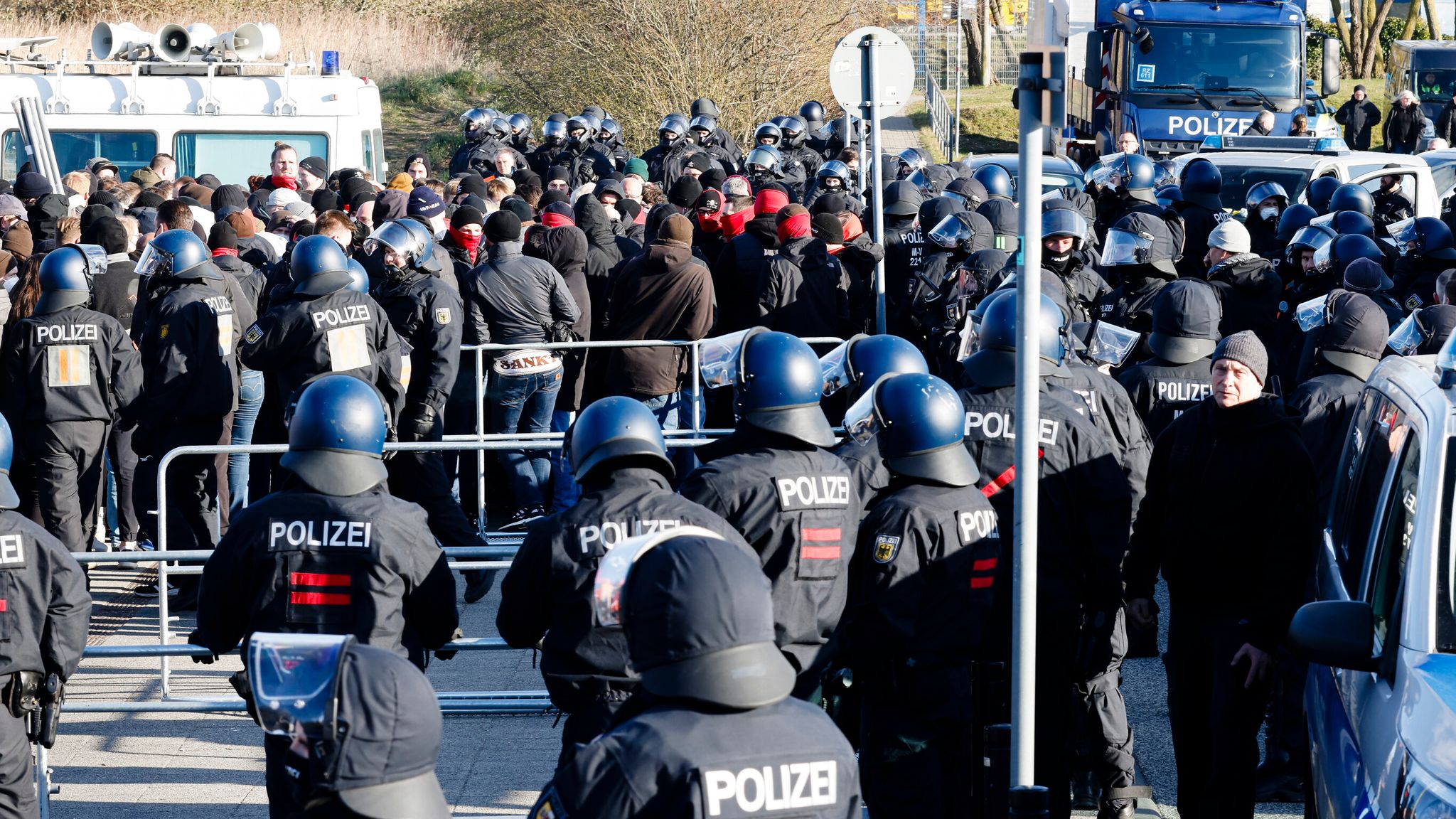 2. Bundesliga Kein Sonderzug für PauliFans nach Rostock Fußball