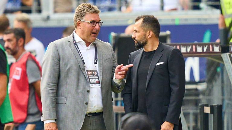 SGE-Vorstandssprecher Axel Hellmann (l.) im Gespräch mit Bayern-Sportvorstand Hasan Salihamidzic.