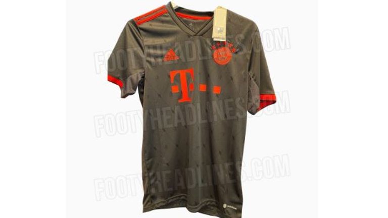 Das dritte Trikot der Bayern ist dieses Jahr dunkelgrau. Das Logo, die drei Adidas-Streifen und die Werbung ist in knalligem Rot gehalten (Quelle: Footyheadlines.com).