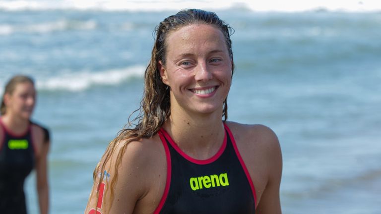 Leonie Beck holt EM-Gold im Freiwasserschwimmen.