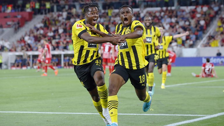 Die beiden Torschützen Jamie Bynoe-Gittens und  Youssoufa Moukoko freuen sich über ihre beiden Treffer gegen den SC Freiburg.