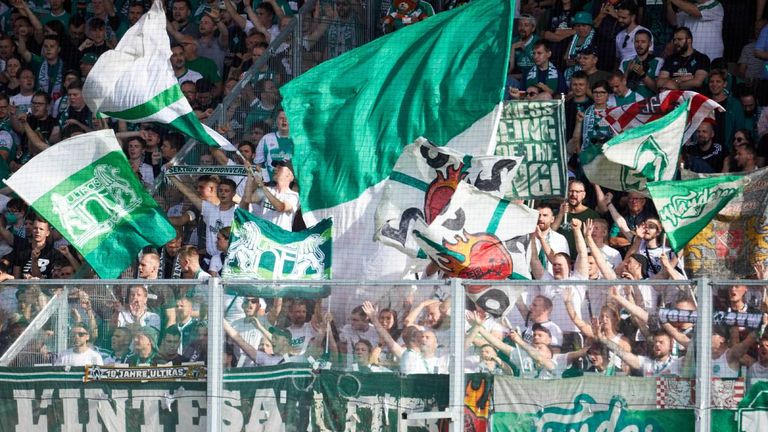 Die Ultras von Werder Bremen haben Wolfsburg vor dem Anpfiff des Bundesliga-Spiels wieder verlassen.
