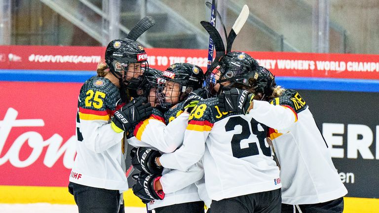 Die deutschen Eishockeydamen schlagen Dänemark und feiern den Klassenerhalt.