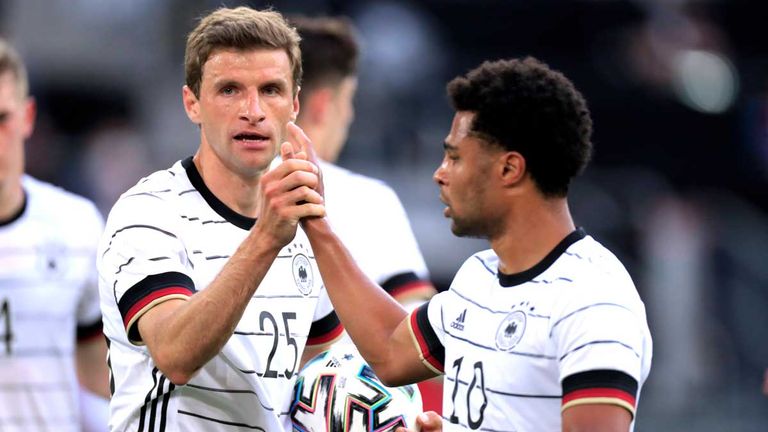 Thomas Müller und Serge Gnabry tauchen in einem Rap-Video auf, in dem womöglich das neue DFB-Trikot sowie der WM-Song geleakt werden.
