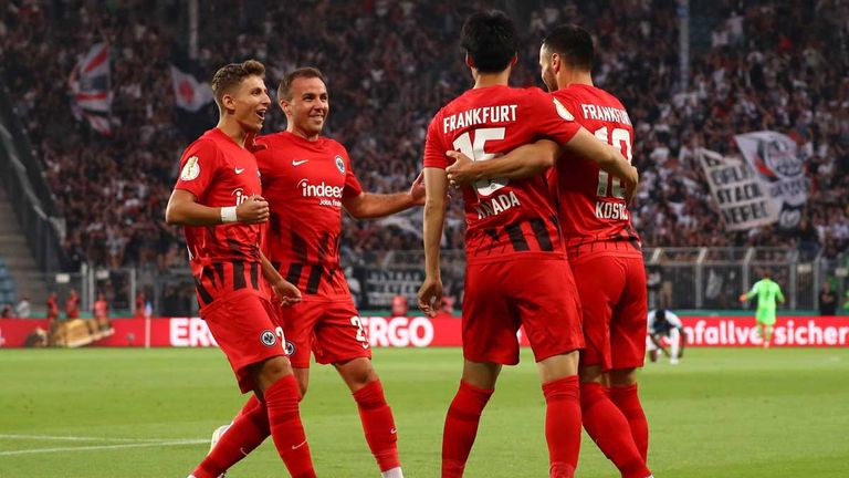 Eintracht Frankfurt jubelt über den Sieg in der 1. Runde des DFB-Pokals beim 1. FC Magdeburg.