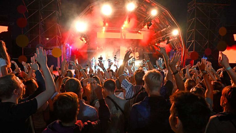 Marteria heizt beim Eröffnungskonzert der European Championships in München das Publikum ordentlich ein.