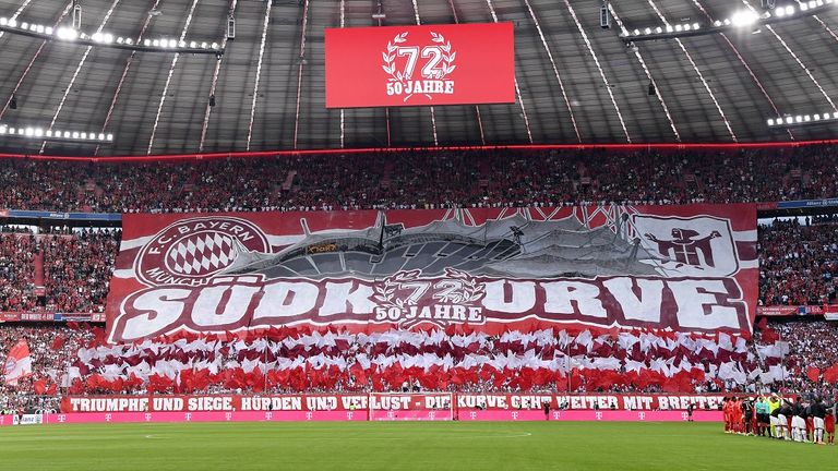 Die Bayern-Fans feiern am 4. Spieltag der Saison 2022/23 vor der Partie gegen Borussia Mönchengladbach ''50 Jahre Südkurve'' mit einer Choreographie.