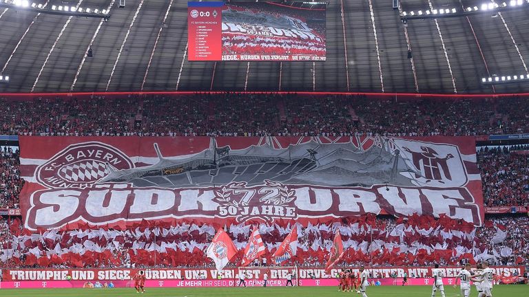 Die Bayern-Fans feiern am 4. Spieltag der Saison 2022/23 vor der Partie gegen Borussia Mönchengladbach ''50 Jahre Südkurve'' mit einer Choreographie.